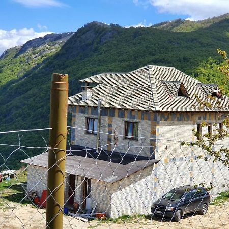 Bujtina E Tomorrit Hotell Ujanik Exteriör bild