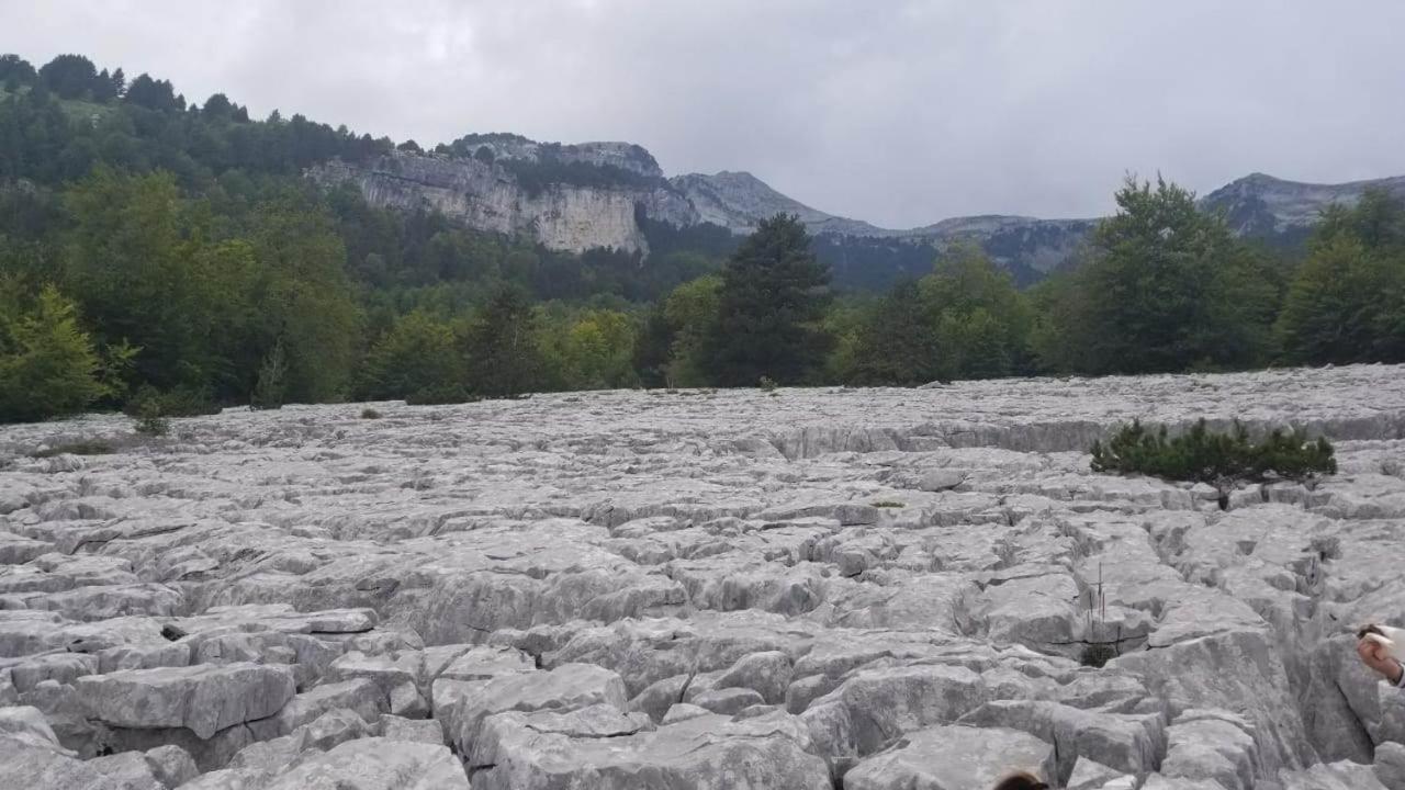 Bujtina E Tomorrit Hotell Ujanik Exteriör bild